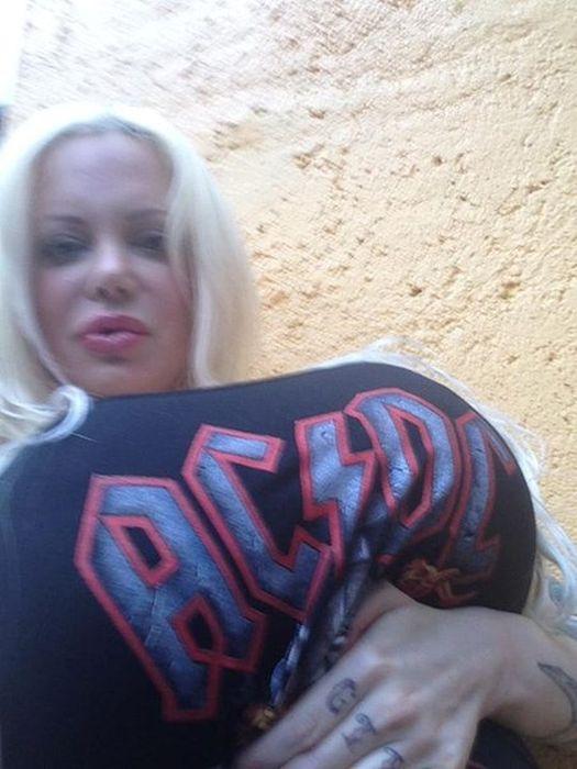 Cum credeţi că îşi câştigă existenţa această femeie. Nu te-ai fi aşteptat la asta, dacă o vezi cum arată 228043