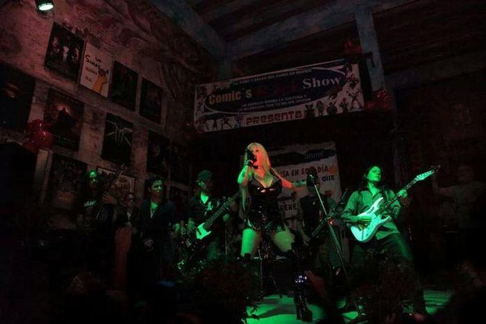 Cum credeţi că îşi câştigă existenţa această femeie. Nu te-ai fi aşteptat la asta, dacă o vezi cum arată 228044