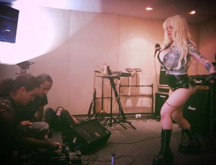 Cum credeţi că îşi câştigă existenţa această femeie. Nu te-ai fi aşteptat la asta, dacă o vezi cum arată 228048