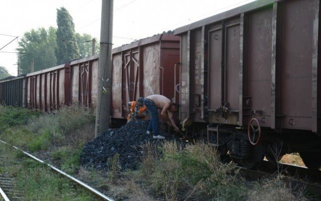 Un reporter a fost luat la BĂTAIE de şeful de gară din Petroşani, pentru că ancheta furtul de cărbune. Poliţiştii priveau amuzaţi întreaga scenă