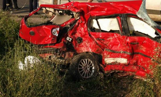 Inconştienţa a costat-o viaţa. O şoferiţă cu permisul suspendat a provocat un grav accident pe DN 6
