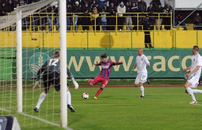 Meci NEBUN la Vaslui. Steaua câştigă la limită după ce moldovenii au rămas în 8 oameni