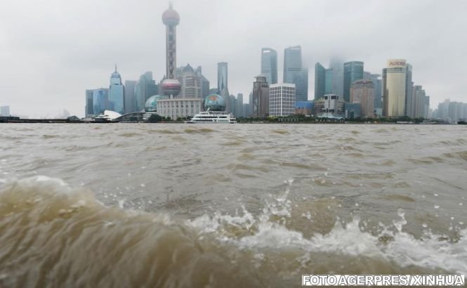 Cel puţin doi morţi şi sute de mii de persoane evacuate în China, din cauza taifunului Fitow