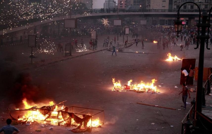 Confruntări violente în Egipt. Peste 50 de morţi şi sute de răniţi între susţinătorii şi opozanţii lui Mohamed Morsi