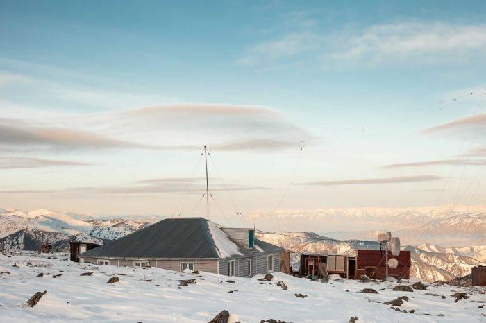 Povestea incredibilă a meteorologilor care prezic cum vor fi VREMURILE. Trăiesc izolaţi, la o înălţime de 2.600 de metri 228993