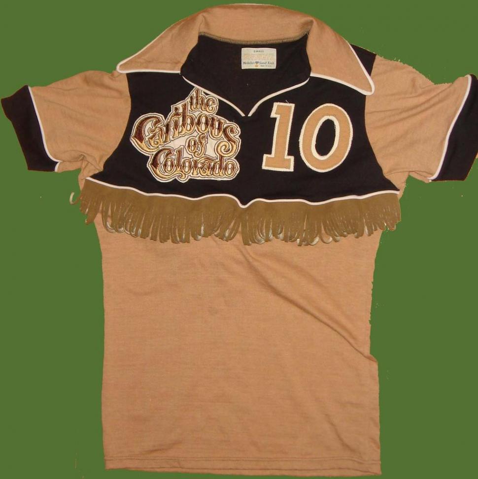 Când fotbalul sfidează estetica. Top 10 cele mai urâte echipamente 229303