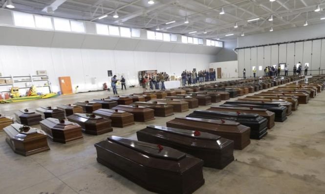 &quot;Imaginile cu sute de sicrie vor rămâne pentru totdeauna în amintirea mea”. 302 morţi, în urma naufragiului din Lampedusa