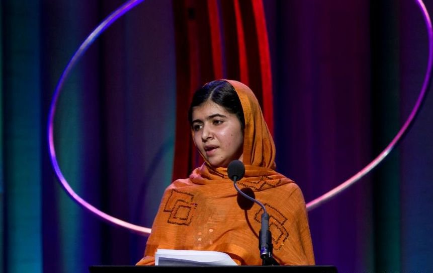 Adolescenta Malala Yousafzai, distinsă cu Premiul Saharov pentru că a militat în favoarea dreptului la educaţie