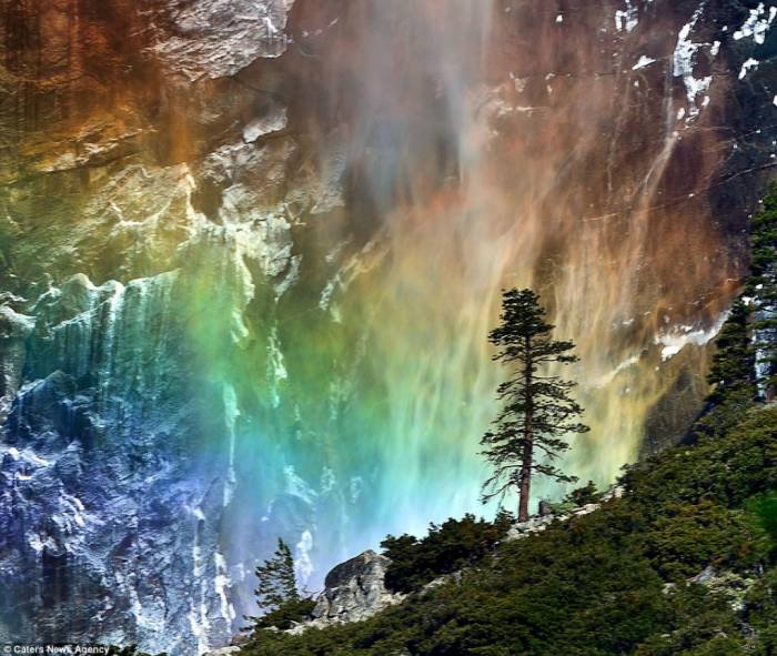 Fotografia zilei: un curcubeu superb se vede în jurul unei cascade