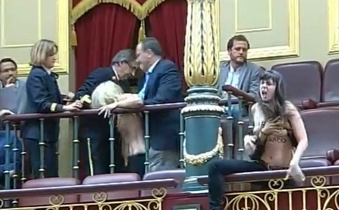 Parlamentarii spanioli au avut parte de un protest topless la o şedinţă