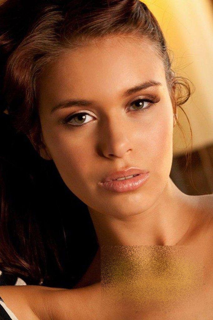 "Să fie dată afară din învăţământ". Părinţii au încremenit când au văzut ce face profesoara de spaniolă în afara şcolii 229385