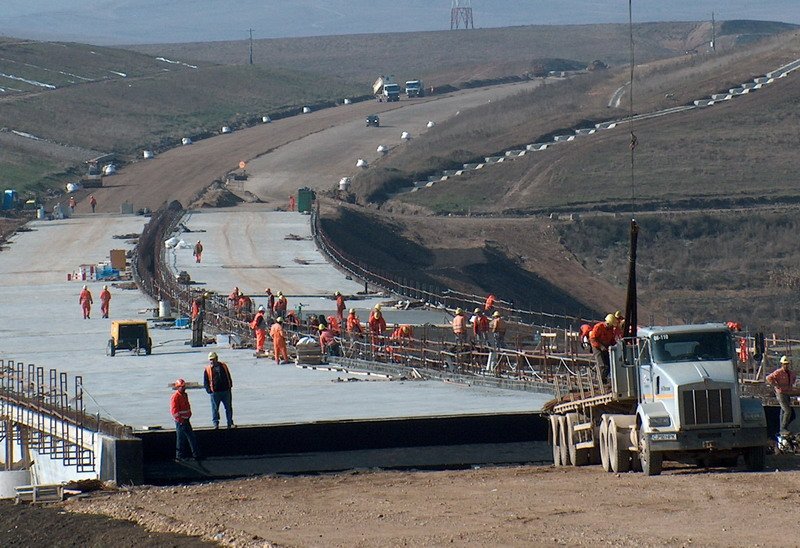 Cea mai aşteptată autostradă din România primeşte o nouă amânare. Constructorii nu se înghesuie să depună ofertele