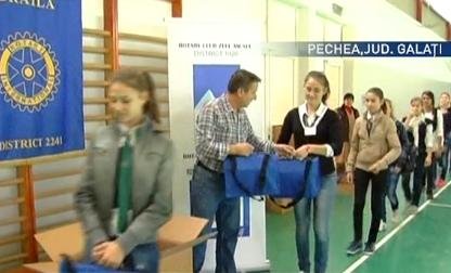 Copiii de la Grupul Şcolar Pechea au primit ajutoare de la Rotary Brăila şi Bucureşti