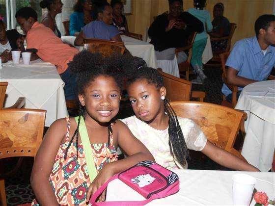 Cum s-a transformat o masă festivă de la nuntă într-o cină pentru oamenii străzii 229584