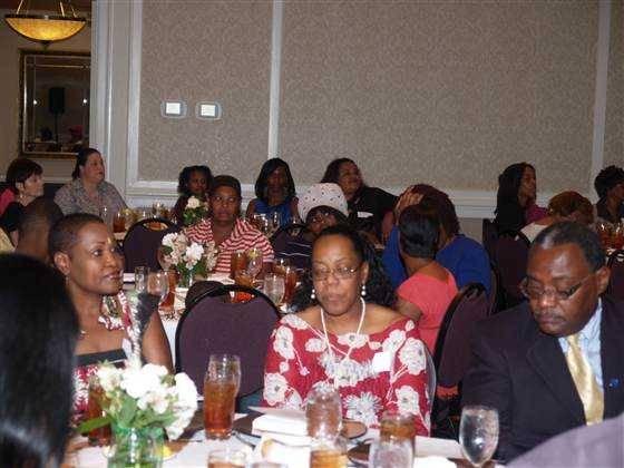 Cum s-a transformat o masă festivă de la nuntă într-o cină pentru oamenii străzii 229586