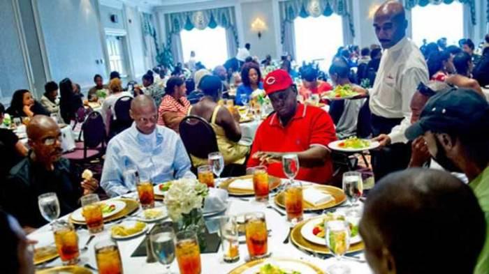 Cum s-a transformat o masă festivă de la nuntă într-o cină pentru oamenii străzii 229587