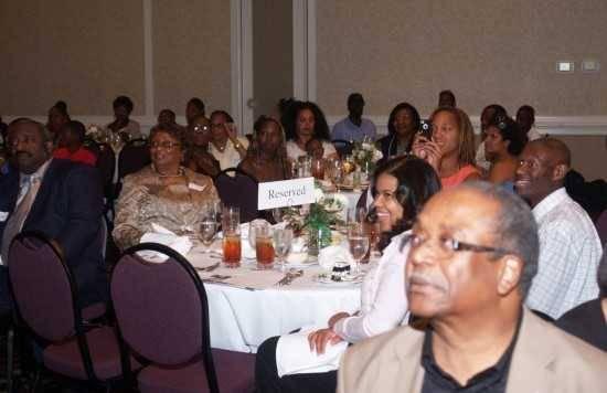 Cum s-a transformat o masă festivă de la nuntă într-o cină pentru oamenii străzii 229588