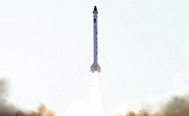 Iranul va lansa trei sateliţi în spaţiu