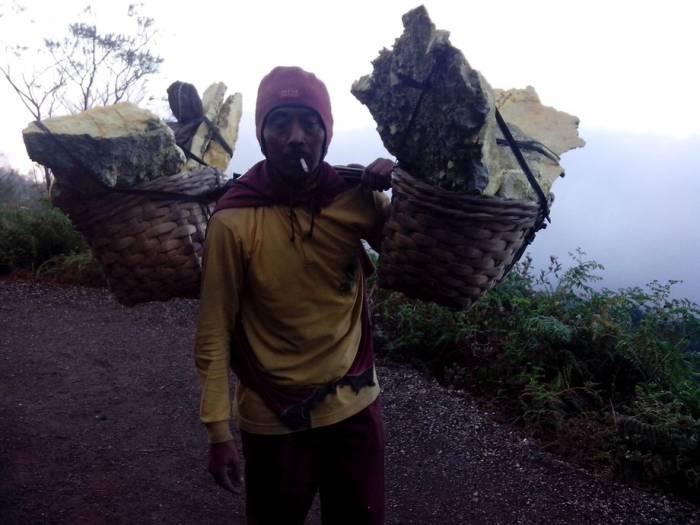 MÂNIA lui Dumnezeu. Locul BIZAR de pe Pământ, unde oamenii caută vindecarea 229605