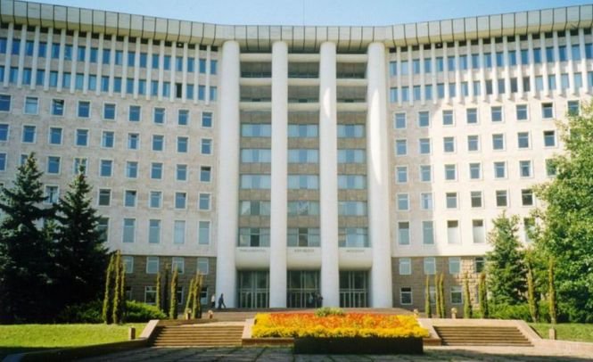 Zeci de preoţi şi membri ai Partidului Comunist au blocat accesul în Parlamentul Republicii Moldova