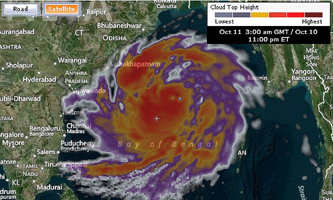 Ciclonul Phailin a făcut deja cinci morţi în India. Jumătate de milion de oameni au fugit din calea celui mai puternic ciclon din ultimii 14 ani 