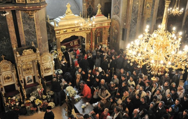 Peste 40.000 de pelerini la Catedrala Mitropolitană din Iaşi, pentru a se închina la moaştele Sfintei Parascheva