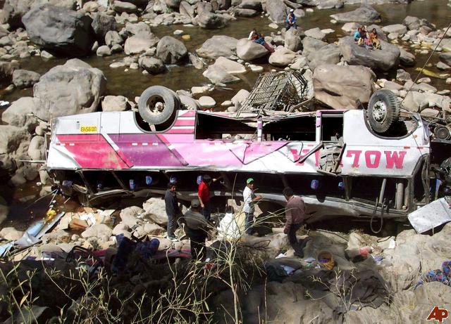 Accident teribil în Peru, după ce un autobuz a căzut într-o prăpastie