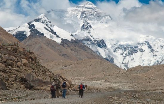 Aproape 90 de turişti sunt blocaţi pe Everest, în urma căderilor masive de zăpadă