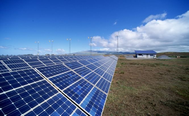 Mai multe terenuri de lângă Ploieşti ale rafinăriei Lukoil ar putea fi transformate în parcuri fotovoltaice