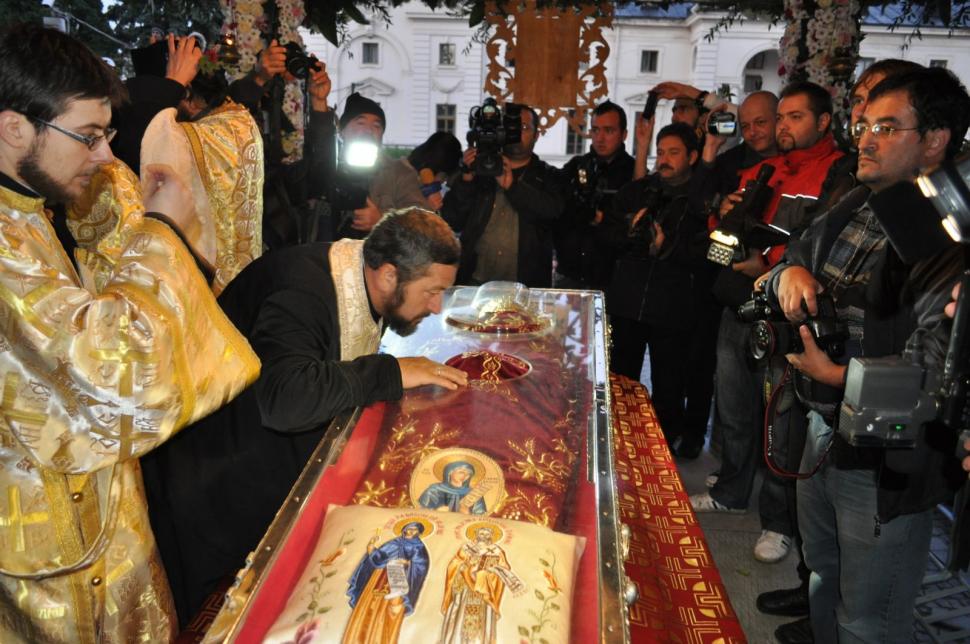 MINUNEA care s-a întâmplat la racla Sfintei Parascheva. "Venise acolo mai mult moartă" 229965