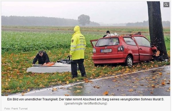 Imagine înduioşătoare în Germania. Un tată îşi ia rămas bun de la fiul decedat într-un accident rutier