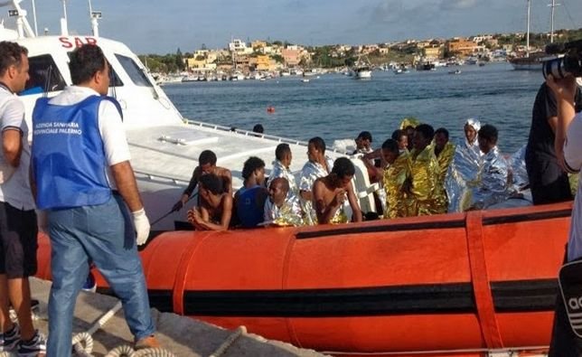 Marina italiană a salvat 300 de emigranţi clandestini