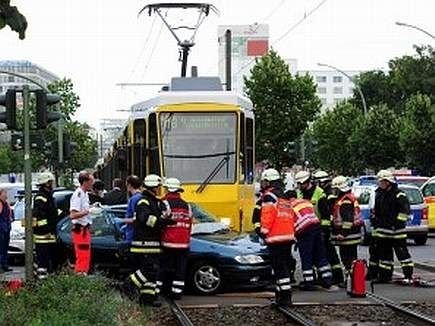 O maşină de poliţie s-a tamponat cu un tramvai într-un sens giratoriu din Cluj