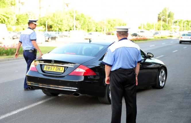 Poliţişti corupţi arestaţi la Arad. Opreau maşinile invocând încălcarea legislaţiei şi cereau mită