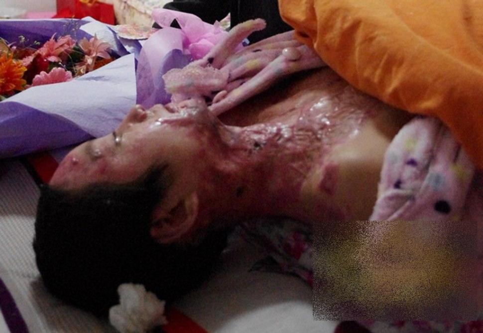 China.Ce i-a făcut acest MONSTRU iubitei lui pentru că a refuzat să se CULCE cu el 230391