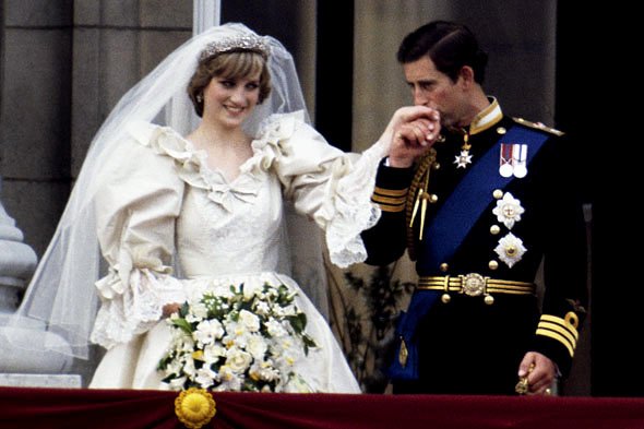Fotografia cu Lady Di pe care Casa Regală a Marii Britanii a ţinut-o ASCUNSĂ. &quot;Urma să se logodească peste două zile şi ea făcea ASTA&quot;