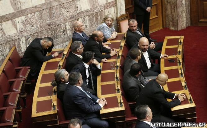 Parlamentul grec a ridicat imunitatea a trei deputaţi neonazişti