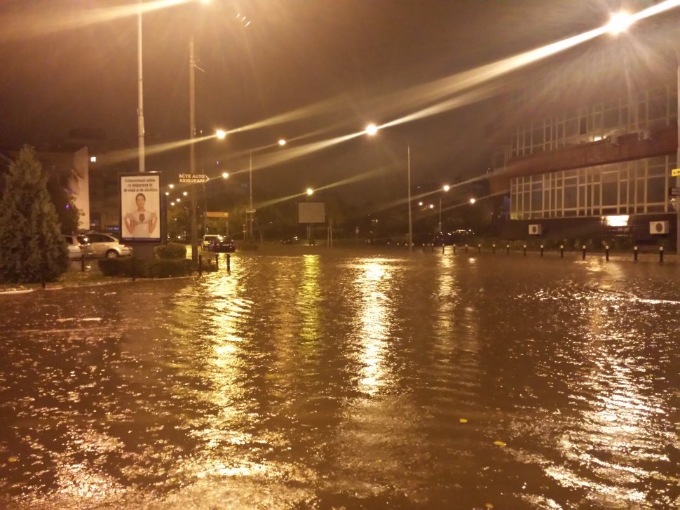 Foto EXCLUSIV. Aşa arăta Piteştiul aseară după o ploaie de 6 ore. Străzile sunt lacuri veritabile