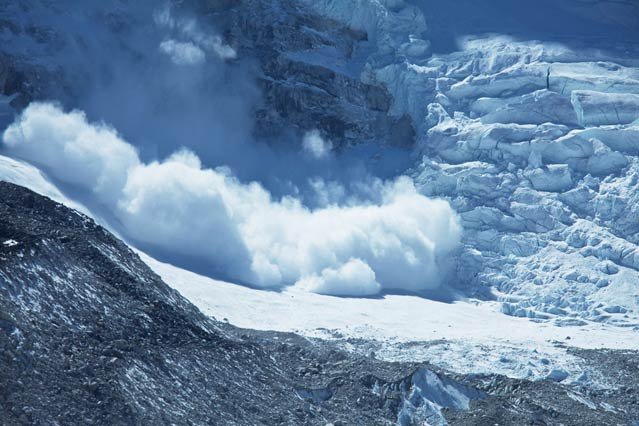 Muntele îşi cere tributul. O avalanşă puternică pe Everest a îngropat de vii patru oameni