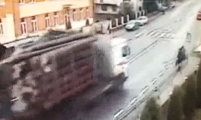 Şoferul camionului cu lemne care a omorât doi oameni la Bistriţa-Năsăud, cercetat în libertate