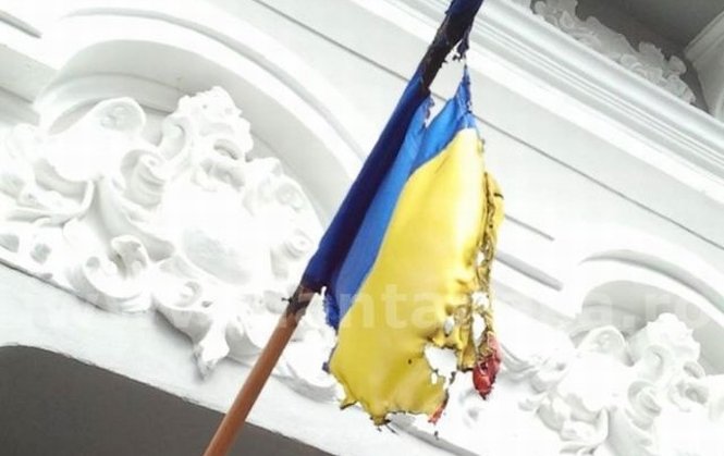 Steagul României ars la Târgu Mureş, şi lăsat intact o lună, a fost schimbat
