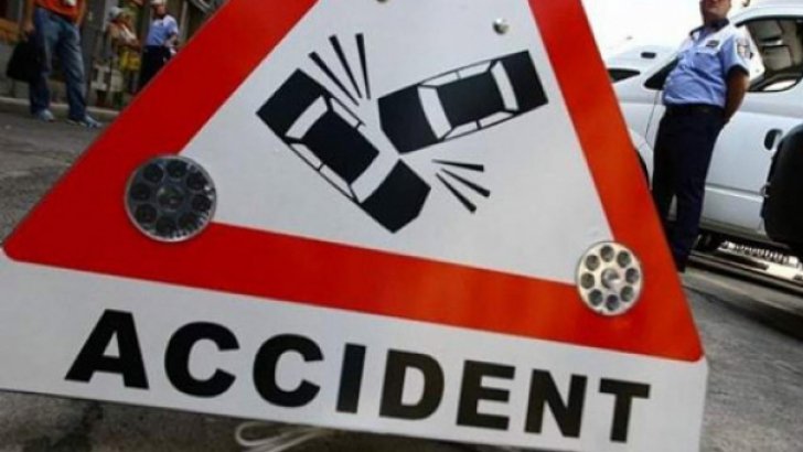 Două persoane au murit şi una a fost rănită după ce un autoturism a lovit un microbuz în Suceava