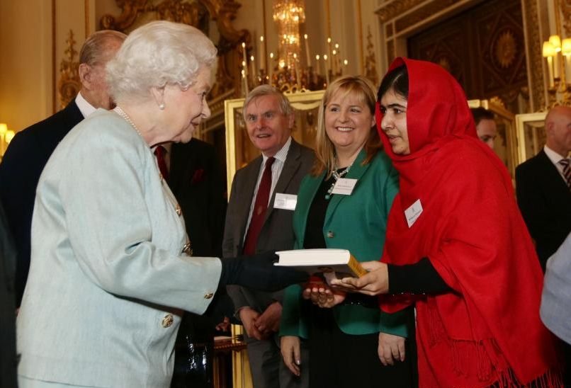 Malala, invitată la Palatul Buckingham, i-a oferit reginei Elisabeta a II-a o carte