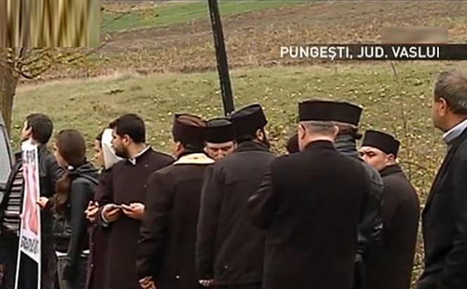 "Noi nu plecăm de aici!" Locuitorii din Pungeşti continuă protestele faţă de explorarea gazelor de şist 230821