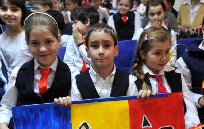 Proiect de lege în Parlamentul României. Elevii ar putea beneficia lunar de bonuri de masă