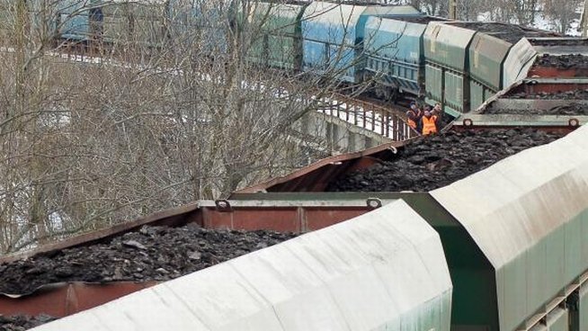 Doi tineri au încercat să fure cărbune dintr-un tren. Unul a fost împuşcat, al doilea a fost bătut