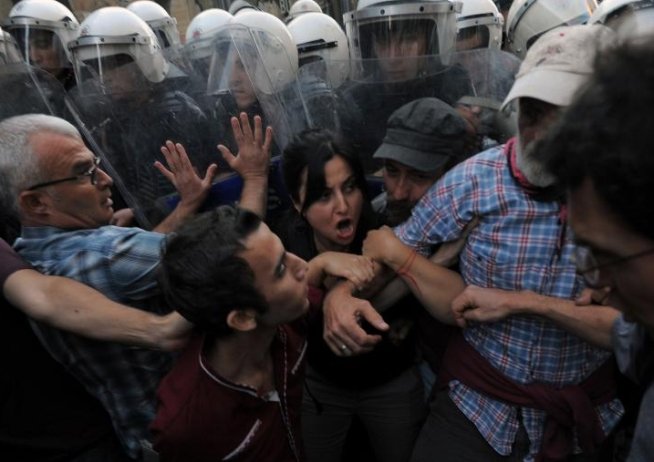 Proteste VIOLENTE la Ankara. Studenţii dintr-un campus universitar SE OPUN construcţiei unei străzi