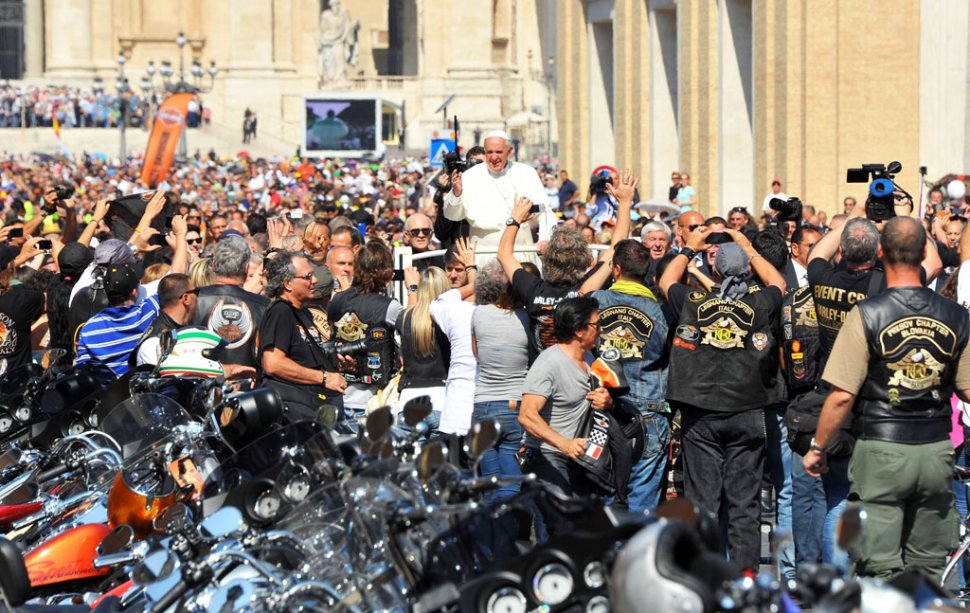 Papa Francisc îşi scoate la licitaţie motocicleta Harley Davidson