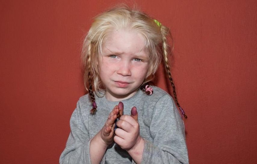Misterul fetiţei blonde găsite într-o tabără de romi din Grecia. Peste 8.000 de apeluri telefonice după ajutorul cerut pentru identificarea ei