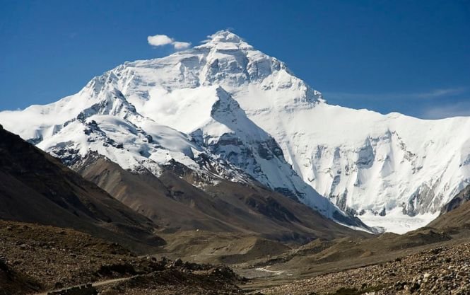 O echipă de tineri alpinişti români va încerca să cucerească Everestul în 2014